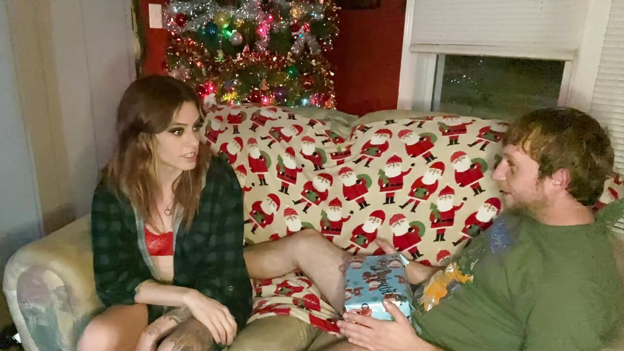 Babyybut gözleri bağlı üvey kardeşinden sürpriz bir Noel hediyesi olarak kandırılıyor
