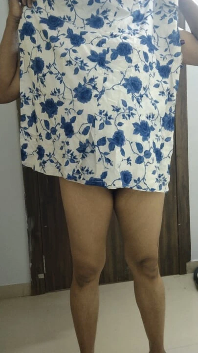 Teyze göğüslerini gösteriyor