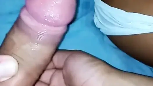 Üvey baba üvey kızına ilk kez gırtlağına kadar almayı ve işemeyi öğretiyor