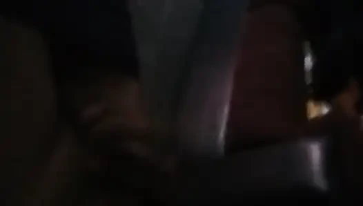 Oturma Odasında Sıcak Genç Adam