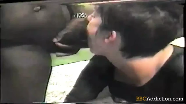 Büyük zenci yarağı bağımlılığı klasik yarak düşkünü evli kadın büyük zenci yarağını emiyor