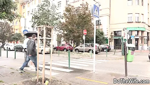 Sürtük evli kadın mira gavat kocasına büyük zenci yarağı yalatıyor