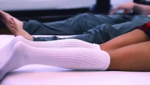 Kız arkadaş ve öğretmen sikişmek için daireye gidiyor.