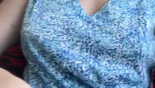 Üvey Anne Otobüsün Arkasında Kokulu Amıyla Oynuyor, Sonra Kokan Parmaklarını Kokluyor Ve Emiyor!