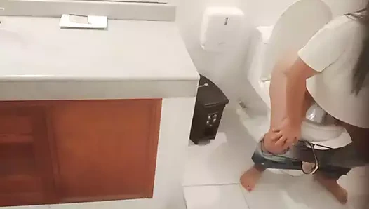 Kayınvalidem bir otel tuvaletinde kendini kaydediyor