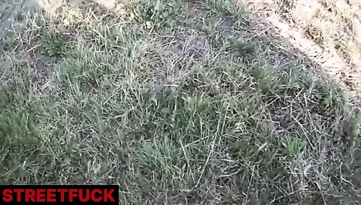 Sokakta sokakta sikilen küçük hatun