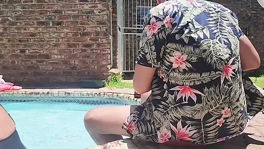 Yaşlı şişman adam motel hizmetçisinden sakso çekiyor - büyük boşalma