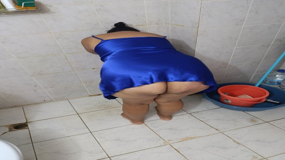 Patronumun amatör milf karısı banyo yapıyor
