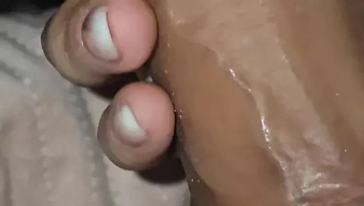 Üvey anne büyük taşakları eline alıyor ve üvey oğluna 9 inçlik yarakla mastürbasyon yapıyor