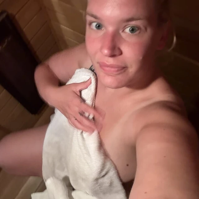 Наслаждаясь немного меня время в сауне