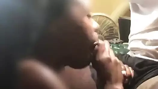 Her fırsatta bu büyük yarağı emmeden edemiyorum. Sikinin dölünü temizlemek için bu becerilere göz atın