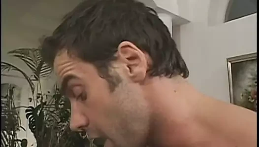 Gençler mavi kanepede yarak yalıyor