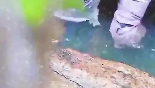 Ateşli kız banyo yapıyor ve sikişiyor