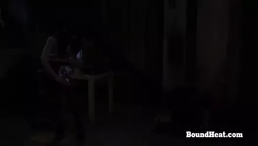 Kaçış yok 2: metresi köle cezasını izlemekten hoşlanıyor