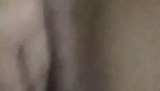 İyi bir arkadaş önümde mastürbasyon yapıyor... bölüm 2