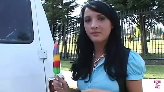 Süper güzel koyu saçlı kız minibüste sikiliyor - domaltmalı, misyoner ve kovboy kız tarzı