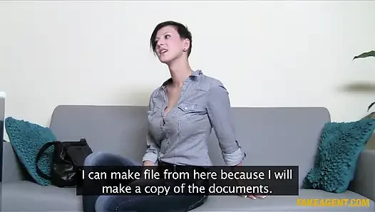 Fake Agent - büyük memeli Alexis özel dans ediyor, ajan yarağını emiyor ve sert sikiliyor