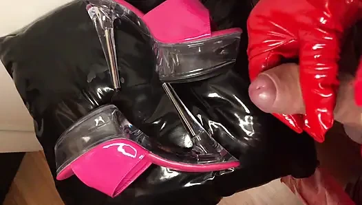 Pembe ve net yüksek topuk fetişi mules üzerine boşalma