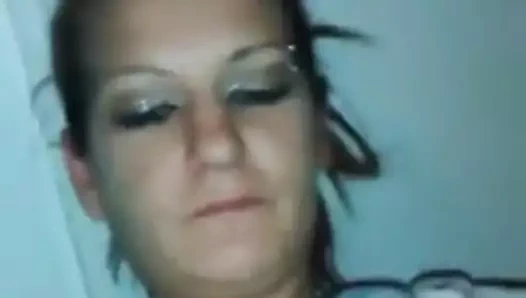 beyaz kız gösterir 2