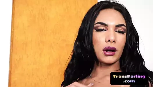 Bigboobs ts latin striptiz yaptıktan sonra yarağını çekiştiriyor