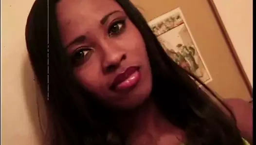 Sevimli siyah bebek gidiyor vahşi olarak ona sıkı kedi gets yaladı ve becerdin tarafından dik damızlık