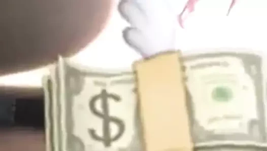 Anında twerk yapıyor