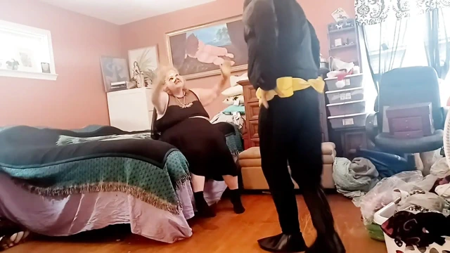 Yarasa kız (hemşire Vicki) yarasa adama sakso çekiyor!