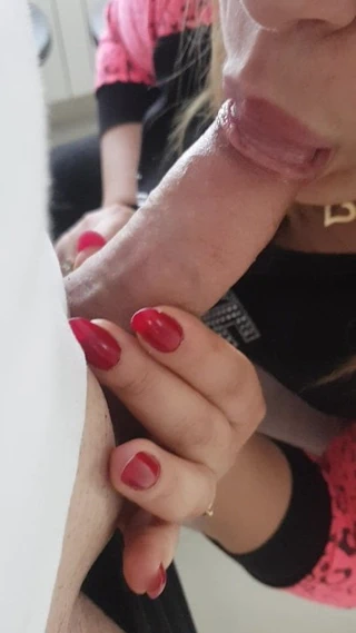 Komşum sabah kahve zamanı sonra sikimi emmek