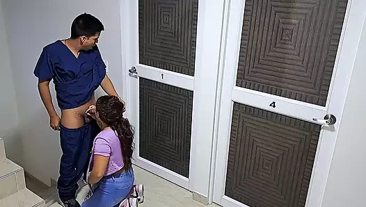 Azgın hamile kız hemşirenin aletini emiyor