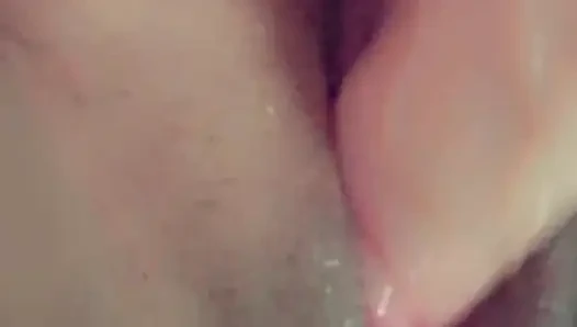 Dildoyla mastürbasyon yapıyor