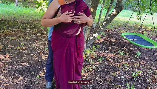 En iyi arkadaşımın karısını sikiyorum. Açık havada aldatan sari seks. Gırtlağına kadar alma orta yaşlı seksi kadın