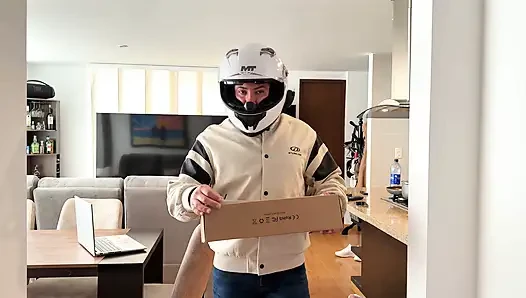 Kocam evde yokken kuryeye amımı veriyorum! Sıkı amcığımı spermle doldurdu!