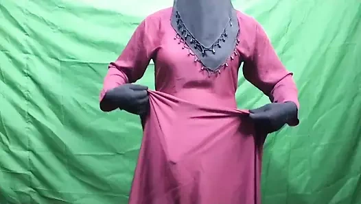 Komşumuzun kıyafetlerini giyerken mastürbasyon yapıyor