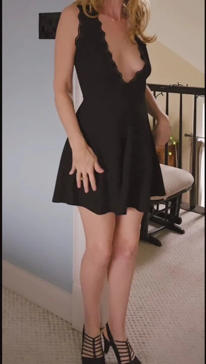 Mastürbasyon yapan azgın ateşli evli kadın sana yapay penisle nasıl ovuşturup sikiştiğini gösteriyor