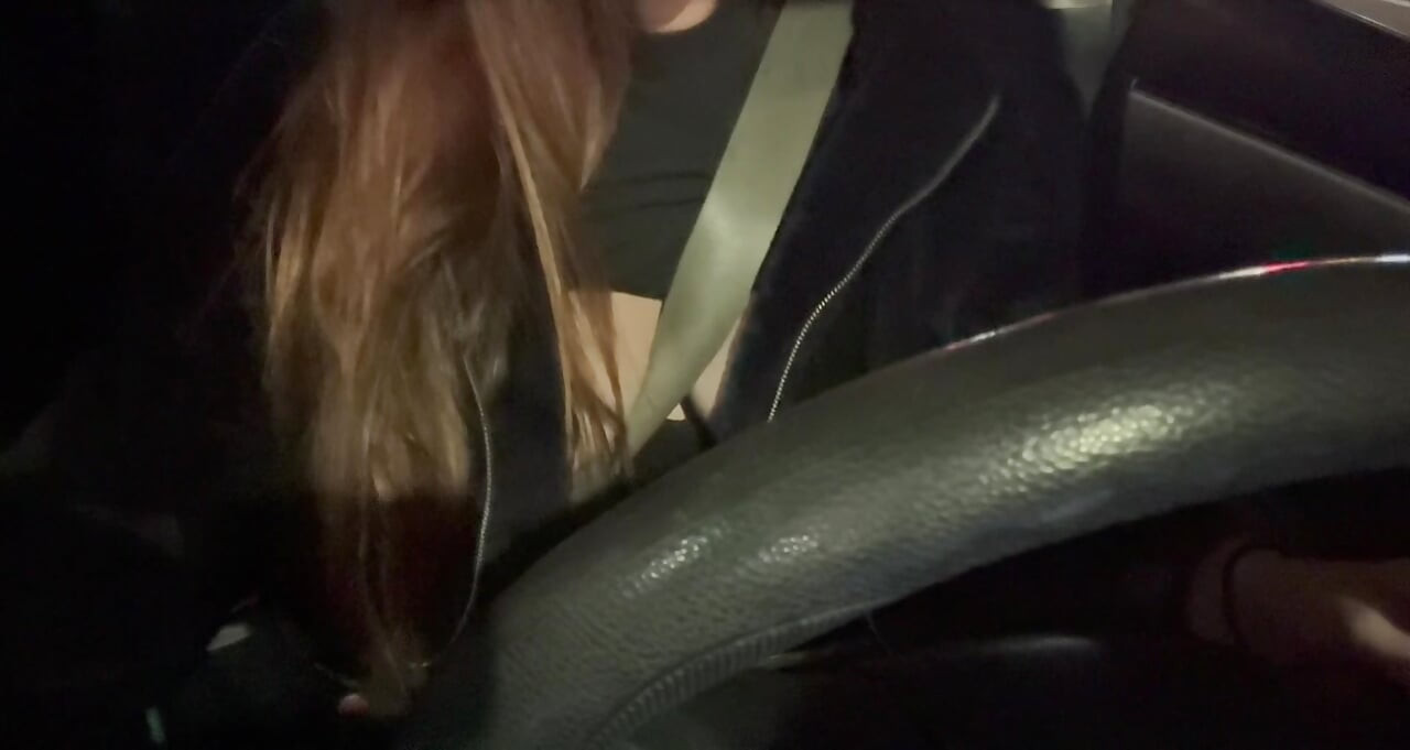 İri göğüslü İtalyan orta yaşlı seksi kadın Artemisia Love seksi araba yolculuğundan hoşlanıyor, araba sürüyor, sigara içiyor ve büyük sulu göğüslerini teşhir ediyor