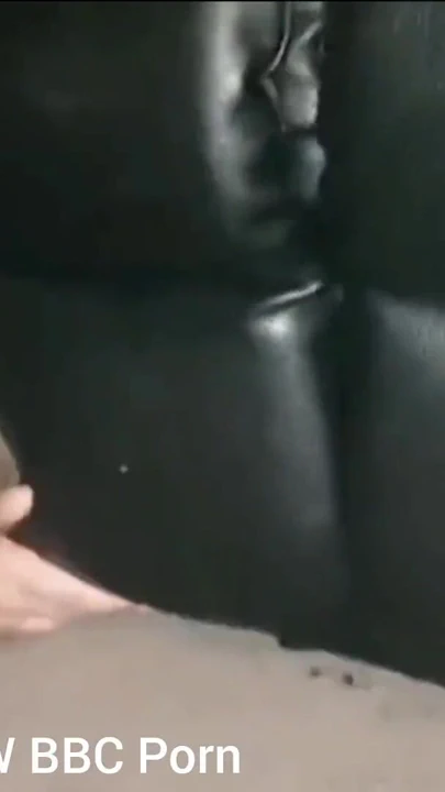 Hintli iri güzel kadın sıkı ıslak pembe amcık domalarak sert boşalıyor | Klip 1