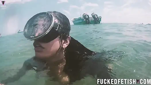 Açık denizin altında serbest dalış yüzgeçleri seksi latin tanrıça