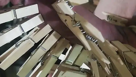 Хорошая девушка и яиц и члена пробует новые булавки в одежде