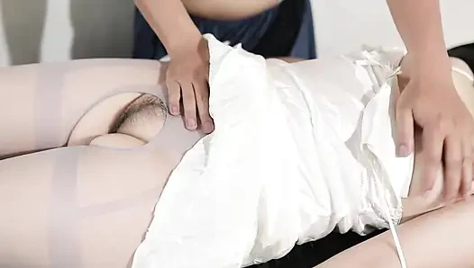 Azgın masöz tombul saten iç çamaşırı giyen müşterinin sikildiğini ve neredeyse yakalandığını gördü, en son Endonezya pornosu