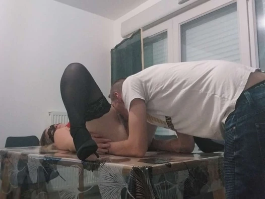 Bir erkeği zorlayıp kendi yalamasını sağlıyorum