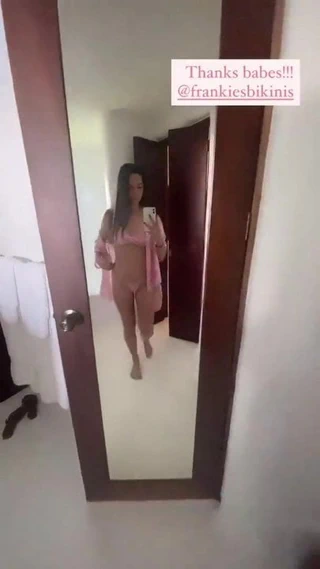 Olivia munn pembe bikinili aynalı selfie