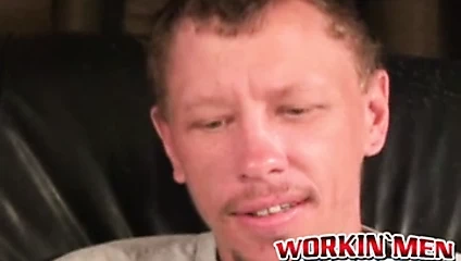 Olgun amatör alay ve okşayarak önce okşayarak onun horoz