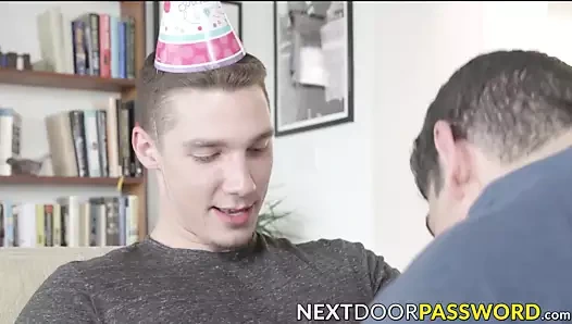 genç erkekler ham anal penetrasyon ile doğum günü kutlamak