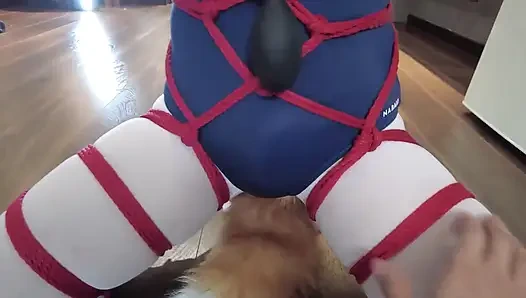 Mz31 - kırmızı iple bağlı ve askıya alınan bir kız orgazm oluyor.