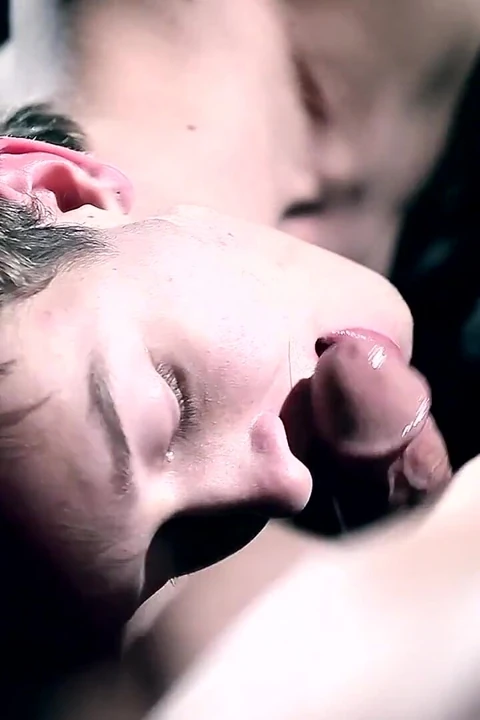 Vampir twink'i yeraltı dünyasının seksi derinliklerine sokuyor