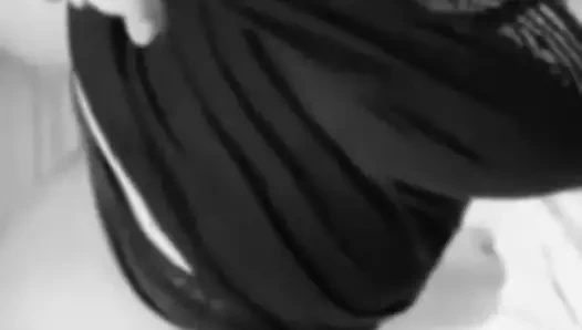 Bhabi göğüsler gösteriliyor