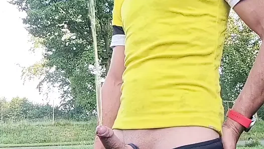 Sabah ilk sidikten önce yarağımı sıvazlıyorum son derece büyük bir sidik çeşmesiyle bitiyor