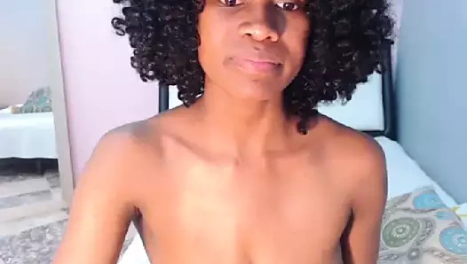 Siyah kız 26 yaşında ama gerçekten sarkık göğüsleri var