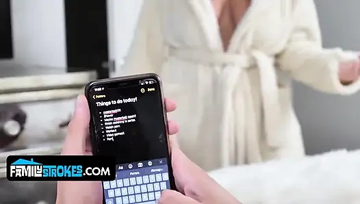 Tombul üvey anneler Natasha Nice, Cherie Deville ve Dana Dearmond ile anal tam filmi seviyor