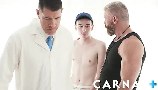 Twinktop - büyük ayı sportif twink Myott Hunter tarafından prezervatifsiz sikiliyor